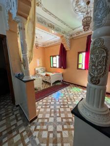 une grande pièce avec un pilier et un lit à l'intérieur dans l'établissement appartement traditionnel, à Taghazout