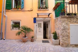 a building with a door and plants in front of it at Studio De Mare in Rovinj