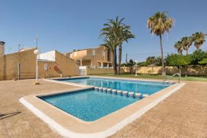 カルタヘナにあるParaiso en Mar de Cristal Mar Menorのヤシの木が茂る庭のスイミングプール