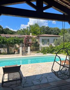 patio z huśtawką obok basenu w obiekcie Magnifique villa de charme avec piscine w mieście Draguignan