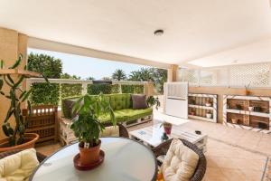 カルタヘナにあるParaiso en Mar de Cristal Mar Menorのソファとテーブルのあるリビングルーム