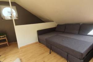 une chambre avec un lit dans un grenier dans l'établissement A louer un appart dans une résidence calme, à Mont-Saint-Guibert