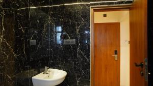 Koupelna v ubytování Hotel Ganpati Palace Shirdi Newly Renovated