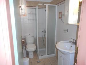 Kúpeľňa v ubytovaní Pension Galazios Kolpos + 37 fotografií