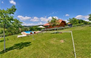 Bazén v ubytovaní 2 Bedroom Amazing Home In Lepoglava alebo v jeho blízkosti