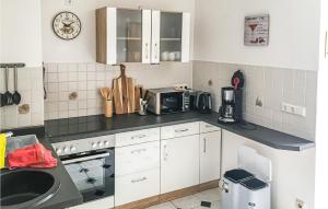 O bucătărie sau chicinetă la 1 Bedroom Nice Apartment In Börgerende