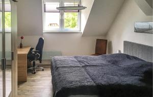 Un pat sau paturi într-o cameră la 1 Bedroom Nice Apartment In Börgerende +9 fotografii