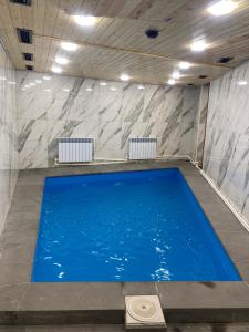 ガルニにあるHotel Garniの青い水が入ったプールが部屋にある