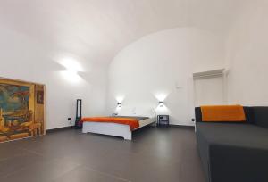 a bedroom with a bed and a couch at La Casa dell'Artista nel centro storico - La Spezia in La Spezia