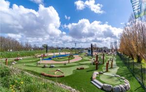 un parque con parque infantil con toboganes y atracciones en Heimathafen, en Büsum