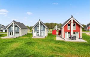 una fila de casas en un campo de césped verde en Heimathafen, en Büsum 27 fotos más