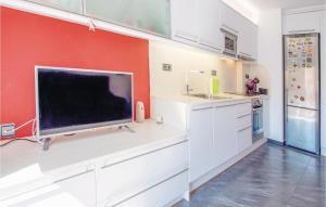Kuchyň nebo kuchyňský kout v ubytování 2 Bedroom Cozy Apartment In Blanes