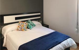 Postel nebo postele na pokoji v ubytování 2 Bedroom Cozy Apartment In Blanes