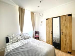una camera da letto con un letto e una grande finestra di Quiet & Park View - Ulm Mitte a Ulma