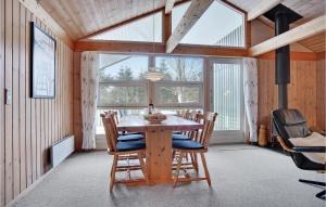 Pandrupにある3 Bedroom Gorgeous Home In Pandrupの木製のテーブルと椅子のあるダイニングルーム