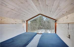 Pandrupにある3 Bedroom Gorgeous Home In Pandrupの小さな家の中にある大きな窓付きの部屋 +16枚の写真