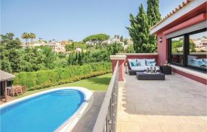 Bazén v ubytovaní 6 Bedroom Beautiful Home In Elviria alebo v jeho blízkosti