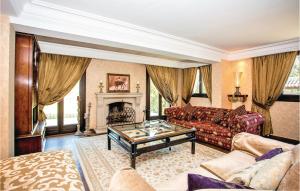 Posedenie v ubytovaní 6 Bedroom Beautiful Home In Elviria