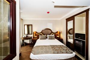 A bed or beds in a room at The Central Hotel