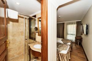 A bathroom at The Central Hotel Még 37 kép