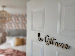 a door with a sign that says la gift time on it at Estrella Glamping in Caraquet