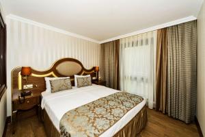 A bed or beds in a room at The Central Hotel