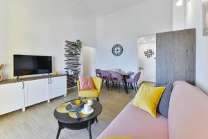 a living room with a couch and a table at Apartment house Inga in Vir