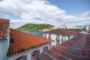 una vista del agua desde los tejados de los edificios en Azimute 5, en Angra do Heroísmo