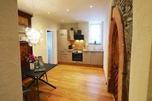 een keuken met een tafel en een eetkamer bij Winzerhaus am Kardinalsberg in Bernkastel-Kues