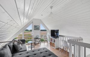 a living room with a couch and a tv at 2 Bedroom Cozy Home In Zerpenschleuse in Berg