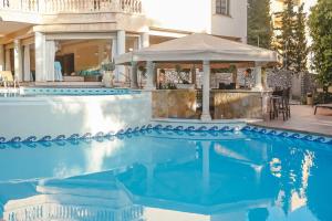 The swimming pool at or close to Lago Garden Apart-Suites & Spa Hotel