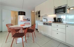 Kuchyň nebo kuchyňský kout v ubytování 2 Bedroom Awesome Apartment In Bredene