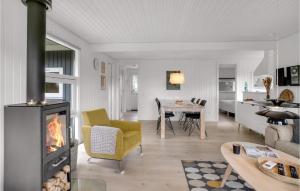 ein Wohnzimmer mit Kamin und ein Esszimmer in der Unterkunft 3 Bedroom Pet Friendly Home In Knebel in Knebel