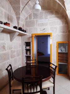 a dining room with a black table and chairs at Villetta in Centro Storico - Chalet in Old Town in Maglie