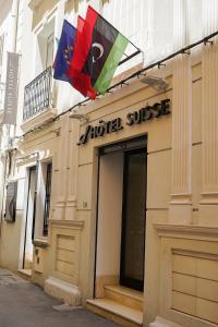 un negozio con due bandiere sulla facciata di Hôtel Suisse Tunis a Tunisi