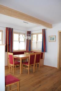 ein Esszimmer mit einem Tisch und Stühlen in der Unterkunft Ferienhaus Pürcher in Bad Mitterndorf