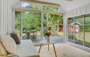 Taman di luar 2 Bedroom Beautiful Home In Strøby