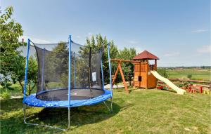 einen Spielplatz mit einem Trampolin im Gras in der Unterkunft Cozy Home In Sveti Ivan Zabno With Wifi in Sveti Ivan Žabno + 36 Fotos