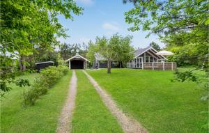 Taman di luar Five-Bedroom Holiday Home In Grenaa