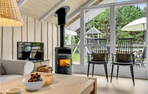 Ruang duduk di Five-Bedroom Holiday Home In Grenaa