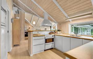 Dapur atau dapur kecil di Five-Bedroom Holiday Home In Grenaa