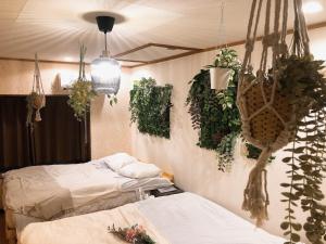 En eller flere senge i et værelse på The garden inn Osaka Dome