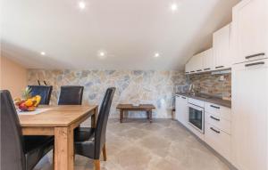 Köök või kööginurk majutusasutuses 6 Bedroom Lovely Home In Ceranje Gornje