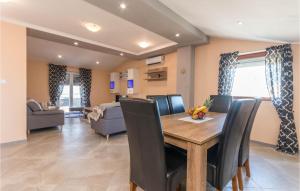 Istumisnurk majutusasutuses 6 Bedroom Lovely Home In Ceranje Gornje