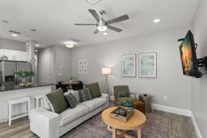 un soggiorno con un divano e un tavolo di NEW! Canopy Cove, Luxury Downtown Apartment Near Main St a Safety Harbor Altre 21 foto