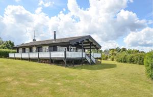 Zahrada ubytování Four-Bedroom Holiday Home In Glesborg + 18 fotografií