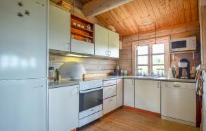 Kuchyň nebo kuchyňský kout v ubytování Four-Bedroom Holiday Home In Glesborg