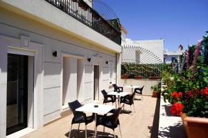 un patio con tavoli e sedie accanto a un edificio di Hôtel Suisse Tunis a Tunisi