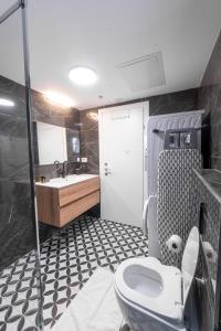 Ένα μπάνιο στο O&O - 2 BR Stylish & Modern Apartment