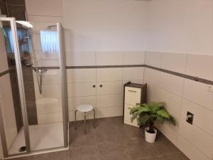 Ένα μπάνιο στο "Schwarzwaldblick" Ferienwohnung 2-4 Pers 65qm, schöne ruhige Südhanglage mit herrl Aussicht